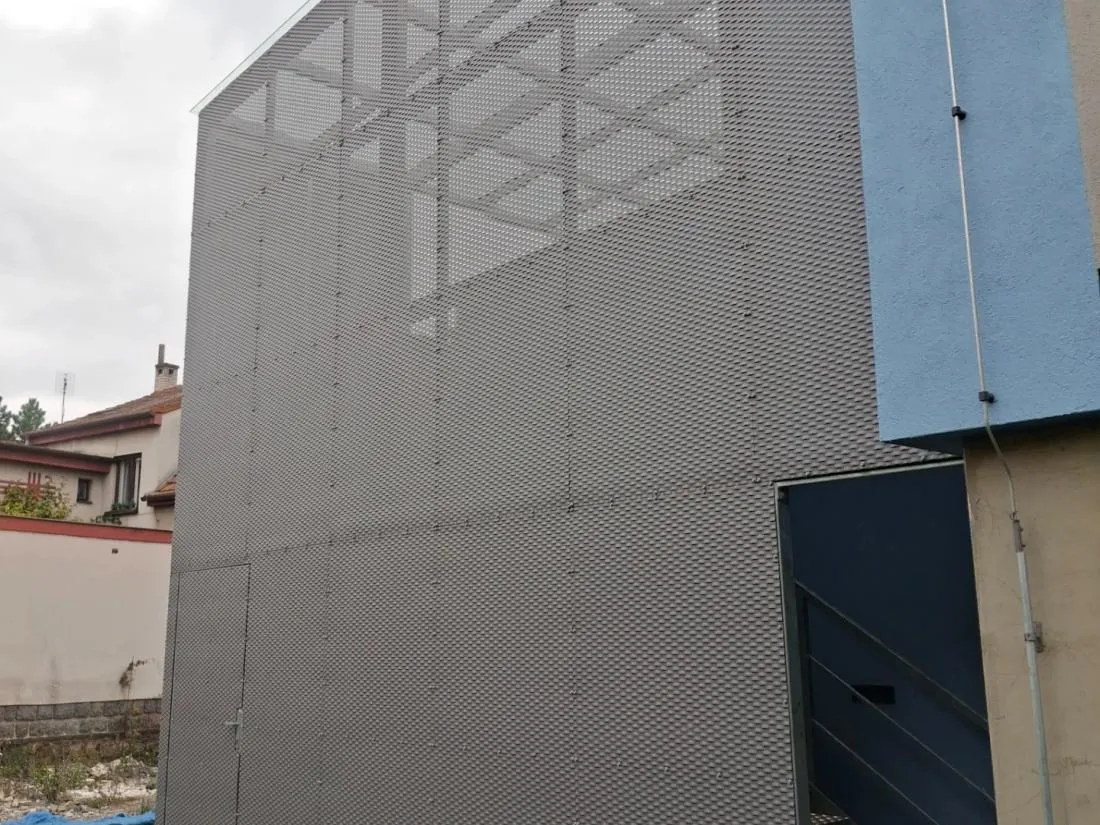 konstrukce včetně montáže fasádního tahokovu