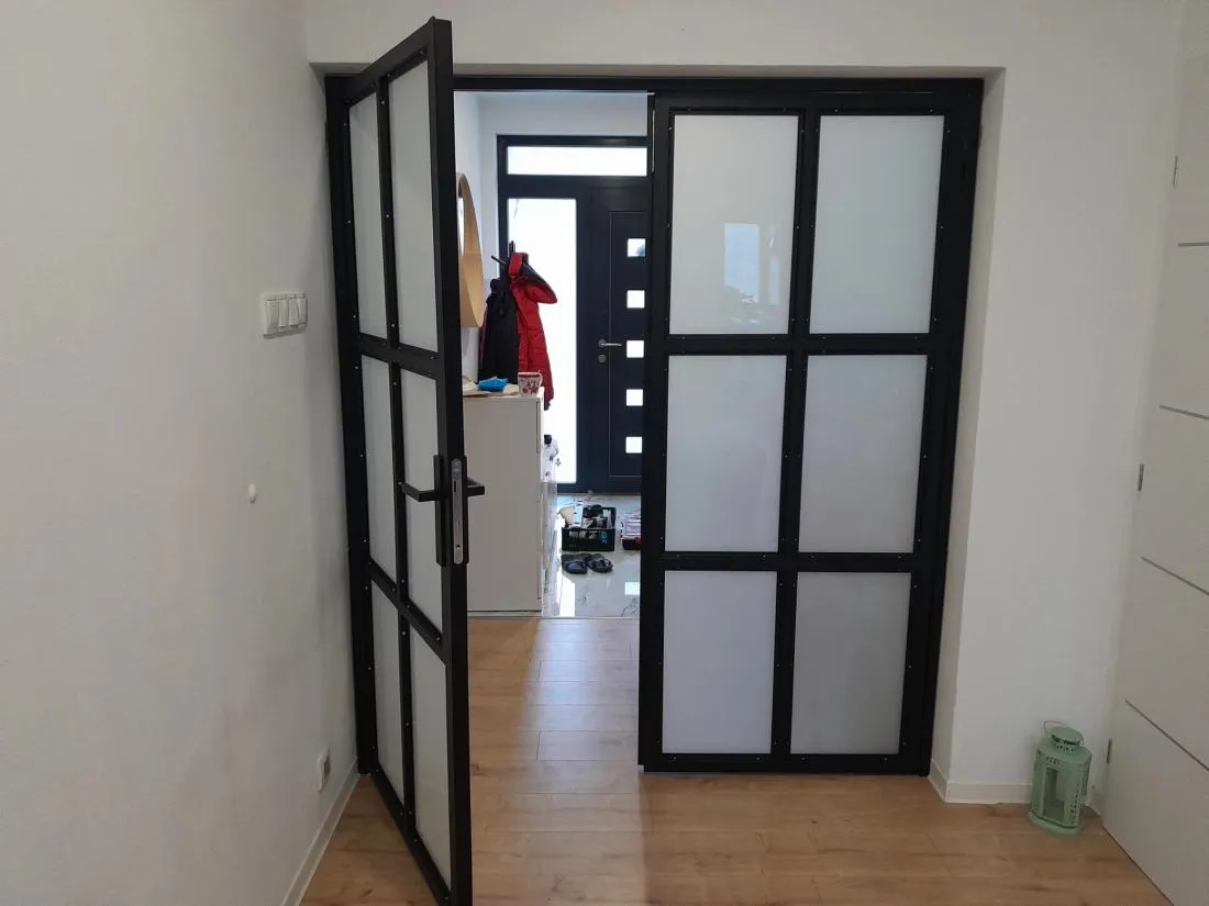 industriální dveře se skrytými panty