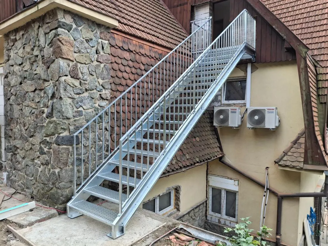 pozinkované schodiště (střechu u podesty klempíři oplechují)
